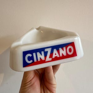 Cenicero triangular blanco opalex vintage italiano Cinzano Vermouth con logo rojo y azul Piola Italia años 60 Bar Coleccionable Vide Poche Publicidad
