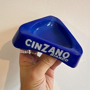 Cenicero triangular vintage francés de cristal azul cobalto Cinzano Bianco con logotipo blanco Verrier Alancy, fabricado en Francia en la década de 1970. Artículo de colección para bares italianos.
