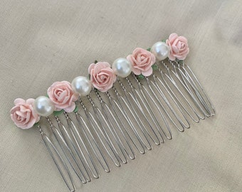 Haarkamm mit Perlenblume: Brauthaaraccessoire mit rosa Rose