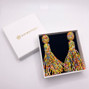 Pendientes estilo Oscar De La Renta con tachuelas tropicales de primavera, pendientes con tachuelas bordadas con borlas de arcoíris, pendientes con flecos de cuentas de colores