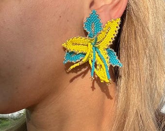 Pendientes de clip con flores y cuentas amarillas y turquesas, pendientes llamativos de verano para vacaciones, pendientes tropicales grandes para resort, pendientes florales llamativos