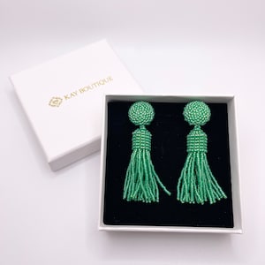 Pendientes con borlas de cuentas verdes estilo Oscar De La Renta con presión hacia atrás Pendientes largos con flecos elegantes de color verde para ocasiones especiales