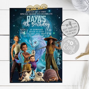 Op de afbeelding: Een blauwe en groene verjaardagsuitnodiging met een afbeelding van Raya en Sisu uit de Disney-film Raya en de laatste draak. De uitnodiging luidt "Doe mee aan een heel speciale queeste om Raya's 4e verjaardag te vieren" en bevat de datum, tijd en locatie van het feest.