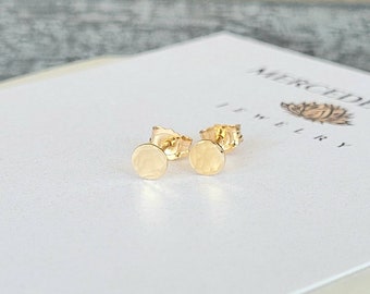 Micro clous d'oreilles à pois martelés en gold filled 14 carats ~ Puces d'oreilles minuscules ~ Bijoux tendance Canada ~ Coffret cadeau ~