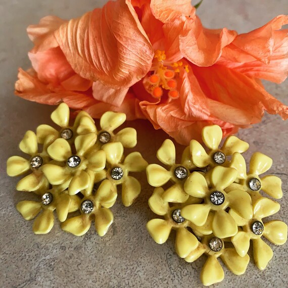 vintage 1960s yellow daisy flowers with rhinestone