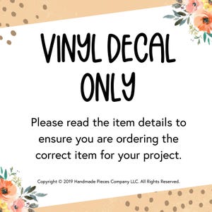Puede incluir: Un cartel blanco con lunares marrones y detalles florales. El texto en el cartel dice "VINYL DECAL ONLY. Por favor, lea los detalles del art&iacute;culo para asegurarse de que est&aacute; pidiendo el art&iacute;culo correcto para su proyecto. Copyright &copy; 2019 Handmade Pieces Company LLC. Todos los derechos reservados."