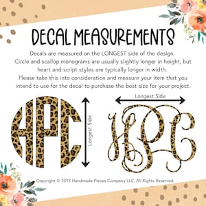 Puede incluir: Un gr&aacute;fico que muestra c&oacute;mo medir las calcoman&iacute;as para diferentes estilos de monogramas. La imagen muestra un monograma circular con un dise&ntilde;o de estampado de leopardo y un monograma de escritura con un dise&ntilde;o de estampado de leopardo. El texto dice "Las calcoman&iacute;as se miden en el LADO M&Aacute;S LARGO del dise&ntilde;o. Los monogramas circulares y de concha suelen ser ligeramente m&aacute;s largos en altura, pero los estilos de coraz&oacute;n y de escritura suelen ser m&aacute;s largos en ancho. Tenga en cuenta esto y mida su art&iacute;culo que tiene la intenci&oacute;n de usar para la calcoman&iacute;a para comprar el mejor tama&ntilde;o para su proyecto. Lado m&aacute;s largo".