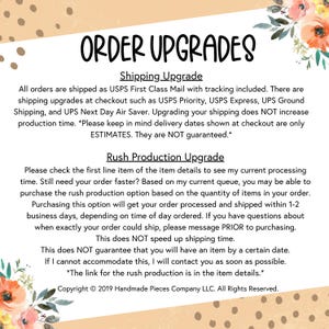 Puede incluir: Un gr&aacute;fico de texto con el t&iacute;tulo "Order Upgrades" e informaci&oacute;n sobre las actualizaciones de env&iacute;o y producci&oacute;n acelerada para los pedidos. El texto incluye detalles sobre las opciones de env&iacute;o, los tiempos de procesamiento y la opci&oacute;n de comprar una actualizaci&oacute;n de producci&oacute;n acelerada.