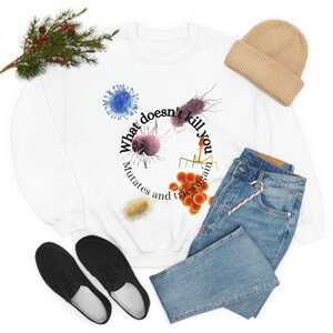 Microbiologia Regali divertenti di microbiologia Regalo per studenti di biologia Felpa girocollo in misto pesante unisex Camicia microbiologica di colore chiaro immagine 10