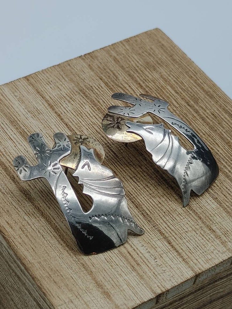 Wolf Howling at the Moon Vintage Navajo Sterling Silver earrings JT84