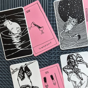 Pegatinas del Tarot de las Bestias Versión 1: Jerboa, Carpincho, Galgo, Perezoso. Calcomanías adhesivas para el parachoques de la ventana del ordenador portátil de vinilo mate resistente al agua