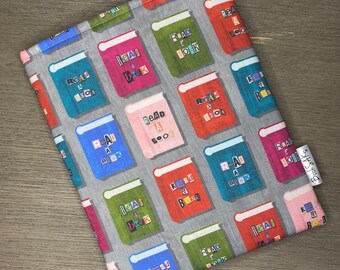 Puede incluir: Una funda de libro gris con un patrón repetido de portadas de libros coloridos que dicen "Read a Book".