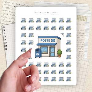 Peut inclure: Une planche d'autocollants sur le thème postal. Les autocollants comprennent une illustration d'un bureau de poste avec le mot "POSTE" et une boîte aux lettres. La feuille est intitulée "L'armoire des profs".