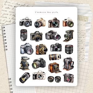 Peut inclure: Une planche d'autocollants avec des illustrations à l'aquarelle de différents appareils photo et objectifs. La planche comprend divers styles d'appareils photo, du vintage au moderne, avec des objectifs et un sac photo. Le texte "L'armoire des profs" est en haut.