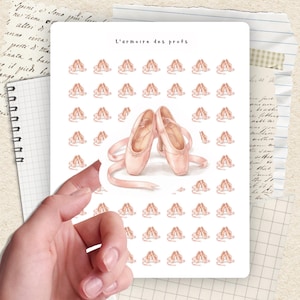 Peut inclure: Ensemble de trois mugs en céramique avec une finition mate et mouchetée. Chaque mug est de couleur différente : bleu clair, crème et gris. Les mugs ont un design simple et moderne avec une anse confortable.