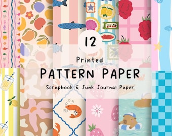 Może przedstawiać: Zestaw 12 drukowanych papierów wzorzystych do scrapbookingu i junk journali. Papiery prezentują różnorodne wzory, w tym owoce, ryby i motywy kwiatowe, w kolorowym i fantazyjnym stylu.