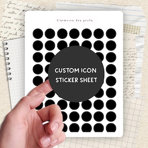 Peut inclure: Une feuille d'autocollants blanche avec des icônes de points noirs. La feuille porte le texte "CUSTOM ICON STICKER SHEET" dans un cercle noir. Les mots "L'armoire des profs" sont en haut. Le fond comprend des notes manuscrites et du papier quadrillé.