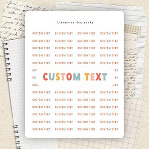 Peut inclure: Une feuille d'autocollants blanche avec le texte "L'armoire des profs" et "CUSTOM TEXT" en plusieurs couleurs. Les autocollants sont disposés en rangées et en colonnes, avec un grand "CUSTOM TEXT" au centre. Le fond comprend un carnet et du papier vintage.