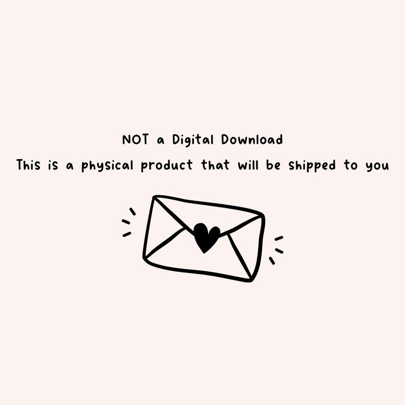 K&ouml;nnte beinhalten: Schwarz-wei&szlig;e Illustration eines Umschlags mit einem Herz. Der Text lautet: "KEIN digitaler Download. Dies ist ein physisches Produkt, das an Sie versendet wird."