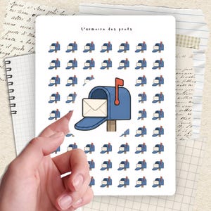Peut inclure: Une planche d'autocollants représentant une boîte aux lettres bleue avec un drapeau rouge et une enveloppe blanche. L'expression "L'armoire des profs" est en haut. Les autocollants sont disposés sur fond blanc.