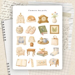 Könnte beinhalten: Ein Stickerbogen mit dem Titel L'armoire des profs mit Aquarellillustrationen einer Strickjacke, einer schlafenden Katze, einer Uhr, Blumen, einem Glas, Hausschuhen, einem Buch, einem Farnbild, Vorhängen, einer Lampe, einem Teeservice, einer Tragetasche, einem Sessel, einem Tisch, einem Vogel, Büchern, Socken, einem offenen Buch, einem Lesezeichen, einem Kissen und einem Hocker.
