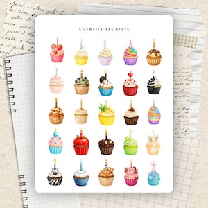 Peut inclure: Une planche d'autocollants avec des illustrations à l'aquarelle de cupcakes avec des bougies allumées. Les cupcakes ont diverses garnitures, notamment des fruits et du glaçage. Le texte "L'armoire des profs" est en haut.