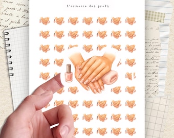 以下が含まれることがあります： ネイルアートのデザイン、マニキュアのボトル、そして「L'armoire des profs」の文字が特徴のステッカーシート。ステッカーは水彩画風で、ベージュ、ピンク、ブラウンの色合いです。