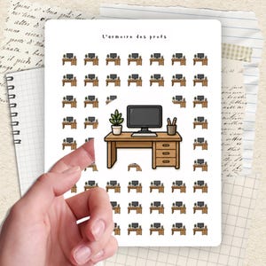 Peut inclure: Une feuille d'autocollants avec un motif répété de petits bureaux avec des ordinateurs et un plus grand bureau avec un ordinateur, une plante et des fournitures de bureau. Le texte "L'armoire des profs" est en haut.