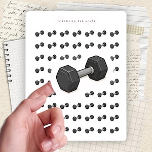 May include: A white card with the text "L'armoire des profs" features a large black dumbbell surrounded by smaller dumbbell illustrations. The image is set against a backdrop of handwritten notes and lined paper.
