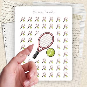 Peut inclure: Une planche d'autocollants sur le thème du tennis. Les autocollants présentent des raquettes de tennis roses et des balles de tennis vertes. Le texte "L'armoire des profs" est en haut. Une main tient la planche.