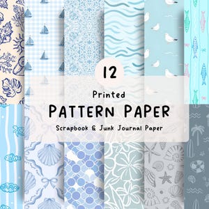 Peut inclure: Un ensemble de 12 feuilles de papier à motifs imprimés pour le scrapbooking et le junk journaling. Les designs présentent divers motifs nautiques et côtiers en bleu et blanc, incluant des voiliers, des coquillages, des poissons, des vagues et des fleurs.