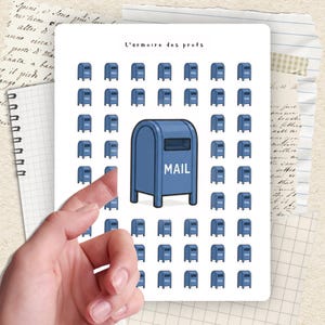 Peut inclure: Une feuille d'autocollants représentant une boîte aux lettres bleue avec le mot "MAIL" et le texte "L'armoire des profs". Autour de la boîte aux lettres se trouvent de petits autocollants de boîtes aux lettres bleues. L'image est sur fond blanc.