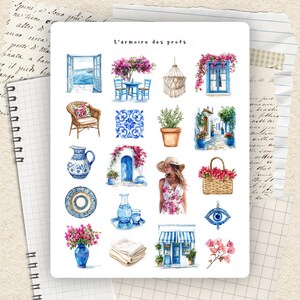 Puede incluir: Una hoja de pegatinas con ilustraciones de acuarela de temas griegos y mediterr&aacute;neos. La hoja incluye im&aacute;genes de una ventana, mesa y sillas, un colgante de macram&eacute;, una silla, azulejos, una planta, una puerta, una mujer, una cesta, un plato, un jarr&oacute;n, una tienda y un ojo.