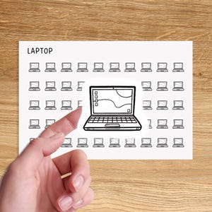 Peut inclure: Une feuille de papier blanche avec le mot "LAPTOP" en haut. La feuille est remplie de contours noirs et blancs d'ordinateurs portables. Un ordinateur portable est plus grand que les autres et est partiellement recouvert d'un doigt.
