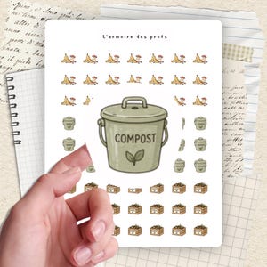 Peut inclure: Une planche d'autocollants avec des illustrations sur le thème du compostage. Les autocollants comprennent une poubelle à compost verte avec le mot "COMPOST", des peaux de banane, de petites poubelles à compost et des caisses en bois avec de la terre. Le texte "L'armoire des profs" est en haut.