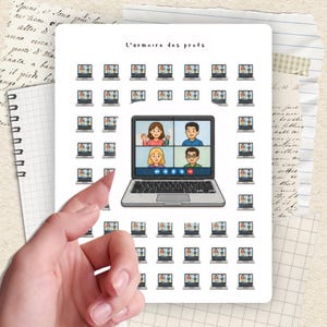 Peut inclure: Une planche d'autocollants avec un ordinateur portable affichant un appel vidéo, entouré de petits autocollants d'ordinateurs portables. Le texte "L'armoire des profs" est en haut. La planche d'autocollants est tenue par une main.