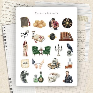 Puede incluir: Una hoja de pegatinas titulada L'armoire des profs con varias ilustraciones que incluyen un libro, monedas de oro, una pareja, una llave, un reloj de arena, un anillo, libros, una persona con vestido, sillones verdes, un candelabro, un cuervo, una nota con el texto MINE, esposas, una calavera, un decantador, una gárgola, frascos de pociones y una persona con camisa.