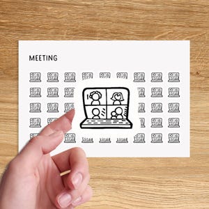 Op de afbeelding: Een zwart-witte illustratie van een laptopscherm met vier videobelschermen die gezichten van mensen laten zien. De laptop is omringd door kleinere illustraties van laptops, allemaal met videobelschermen. De tekst "MEETING" staat bovenaan de pagina.