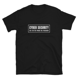 Peut inclure: T-shirt noir avec du texte blanc qui dit "Cyber Security The Few The Proud The Paranoid"