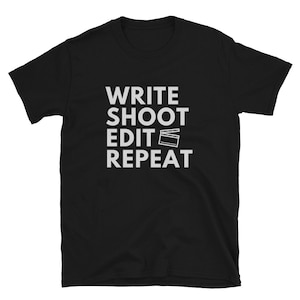 Könnte beinhalten: Schwarzes T-Shirt mit weißem Text, der "WRITE SHOOT EDIT REPEAT" lautet, und einem Filmklappsymbol.