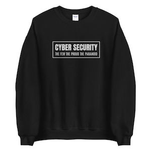 Peut inclure: Sweat-shirt noir avec un texte blanc qui dit "Cyber Security The Few The Proud The Paranoid".