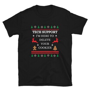 Może przedstawiać: Czarny T-shirt z białym wzorem świątecznego swetra. Wzór przedstawia piernikowego ludzika, choinkę i renifery. Tekst brzmi "Tech Support I'm here to delete your cookies".