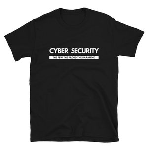 Peut inclure: T-shirt noir avec du texte blanc qui dit "Cyber Security The Few The Proud The Paranoid".