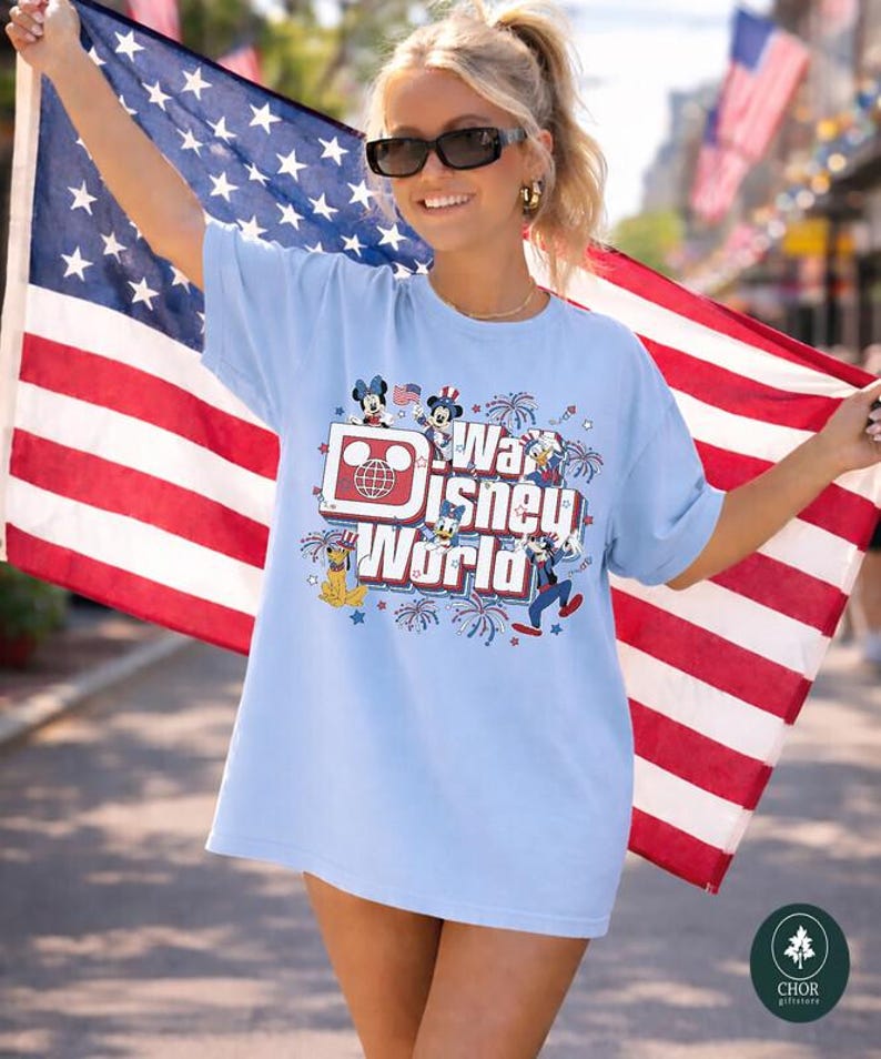 Comfort Colors Mickey and Friends 4th of July 2026 Shirt, Independence Day Gift, Disneyland Family Matching Tee, Walt DisneyWorld Shirt bild 3