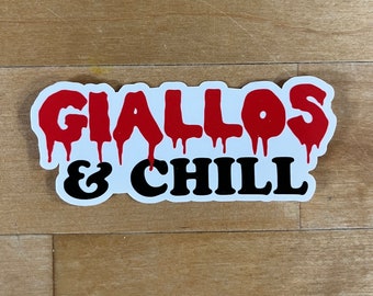 Könnte beinhalten: Ein weißer Aufkleber mit den Worten "GIALLOs & CHILL" in roten und schwarzen tropfenden Buchstaben.