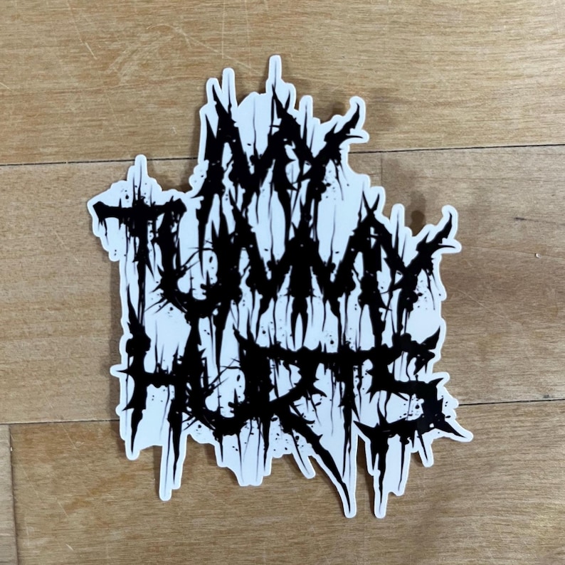Pu&ograve; includere: Sticker bianco e nero con il testo "MY  TUMMY HURTS" in un font gotico stilizzato.