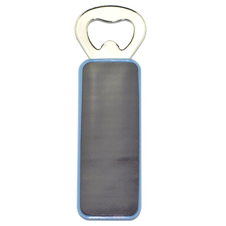 Op de afbeelding: Een blauwe en zilveren flessenopener met een magnetische achterkant.