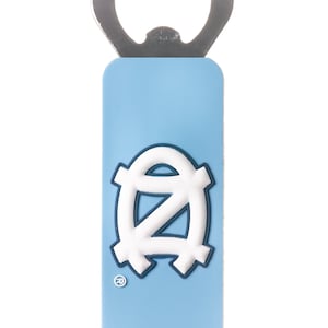 Op de afbeelding: Een blauwe en witte flesopener met het logo van de University of North Carolina Tar Heels. De opener heeft een zilveren flesopener bovenop.