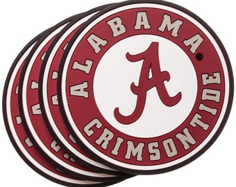 Puede incluir: Conjunto de seis posavasos redondos rojos y blancos con las palabras "Alabama Crimson Tide" y una gran "A" blanca en el centro.