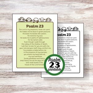 Op de afbeelding: Printbare Psalm 23 met groene schaapillustraties. De tekst is in zwart en wit met een groene achtergrond. De titel "Psalm 23" staat in een grote groene cirkel met het woord "printbaar" eronder.